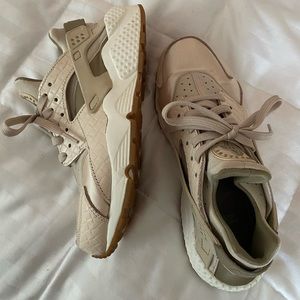 Hardly worn sneakers